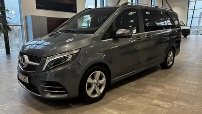 Svart Begagnad 2022 Mercedes V300 Avantgarde Minibuss | 639 000 kr (Marknadspris)