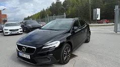 Svart Begagnad 2017 Volvo V40 CC Momentum Kombi | 129 900 kr (Marknadspris)