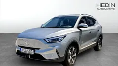 Grå (grey) Begagnad 2023 MG ZS Comfort Sedan | 309 900 kr (Marknadspris)