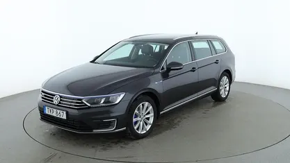 Mörkgrå Begagnad 2018 VW Passat GTE Kombi | 196 000 kr (Bra pris)
