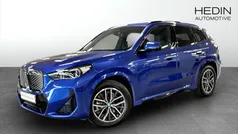 Blå (blue) Begagnad 2024 BMW iX1 M Sport SUV | 538 700 kr (Marknadspris)