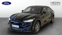 Svart (black) Begagnad 2021 Ford Mustang Mach-E SUV | 334 900 kr (Marknadspris)