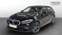 Svart Begagnad 2022 BMW 118 Sport Line Halvkombi | 268 700 kr (Marknadspris)