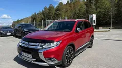 Mörkröd (röd) Begagnad 2015 Mitsubishi Outlander SUV | 149 900 kr
