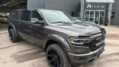 Grå Begagnad 2023 Dodge Ram Limited Pickup | 969 900 kr (Bra pris)