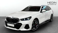 Vit (white) Begagnad 2025 BMW 530e M Sport Kombi | 688 700 kr (Marknadspris)
