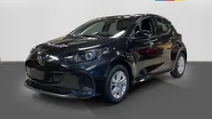 Svart Ny 2024 Mazda 2 Center-Line Halvkombi | 238 700 kr (Bra pris)