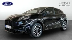 Svart (black) Begagnad 2022 Ford Puma Gen-E ST-Line Halvkombi | 199 900 kr (Marknadspris)
