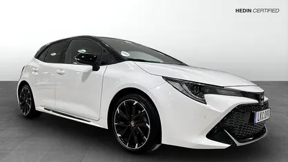 Vit Begagnad 2022 Toyota Corolla Halvkombi | 269 900 kr (Marknadspris)