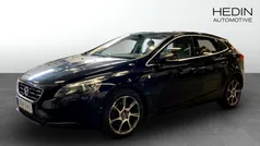 Svart (black) Begagnad 2015 Volvo V40 Momentum Kombi | 144 900 kr (Marknadspris)