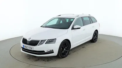 Vit Begagnad 2019 Skoda Octavia Style Kombi | 216 000 kr (Marknadspris)