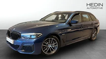 Blå (blue) Begagnad 2023 BMW 530e M Sport Kombi | 428 700 kr (Marknadspris)