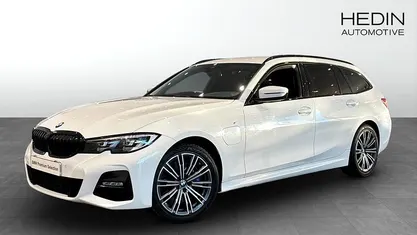 Begagnad BMW 330e M Sport 292 HK (214 kW) 2021 Vit Kombi