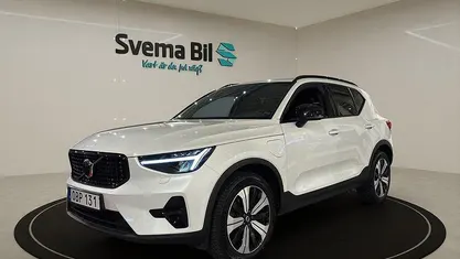 Crystal vit metallic Begagnad 2022 Volvo XC40 Plus SUV | 359 900 kr (Marknadspris)