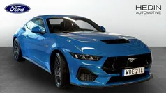 Blå Ny 2024 Ford Mustang GT Fastback Sportkupé | 716 400 kr