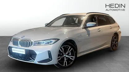 Begagnad BMW 330e Shadowline 299 HK (219 kW) 2025 Grå Kombi