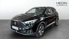 Svart (black) Begagnad 2022 MG ZS Luxury Sedan | 244 900 kr (Superpris)