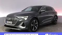 Grå Begagnad 2022 Audi e-tron S-Line SUV | 500 900 kr (Bra pris)