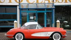 Röd/vit Begagnad 1958 Chevrolet Corvette C1 Cab | 1 000 000 kr