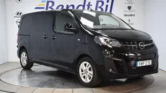 Svart Begagnad 2023 Opel Vivaro-e Combi Van | 429 500 kr (Marknadspris)