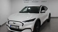 Vit (white) Begagnad 2022 Ford Mustang Mach-E SUV | 389 900 kr (Marknadspris)