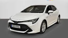 Vit Begagnad 2022 Toyota Corolla Hybrid Active Halvkombi | 229 600 kr (Marknadspris)