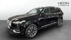 Svart (black) Begagnad 2022 Volvo XC90 Plus SUV | 679 900 kr (Marknadspris)