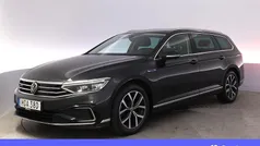 Mörkgrå Begagnad 2022 VW Passat Executive Kombi | 286 900 kr (Marknadspris)
