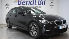 Safirsvart metallic Begagnad 2022 BMW 330e M Sport Kombi | 379 500 kr (Marknadspris)