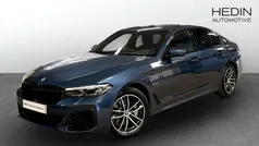 Blå (blue) Begagnad 2022 BMW 530e M Sport Sedan | 444 700 kr (Marknadspris)