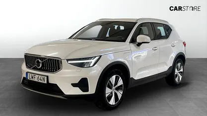 Begagnad Volvo XC40 Momentum 211 HK (155 kW) 2023 Vit SUV