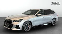Grå (grey) Begagnad 2025 BMW 530e M Sport Kombi | 739 700 kr (Marknadspris)
