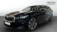 Svart (black) Begagnad 2025 BMW 530e M Sport Kombi | 648 700 kr (Superpris)