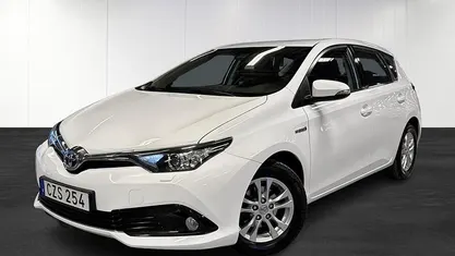 Begagnad Toyota Auris Hybrid Active 136 HK (100 kW) 2016 Vit Halvkombi