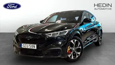 Svart (black) Begagnad 2021 Ford Mustang Mach-E SUV | 399 900 kr (Marknadspris)