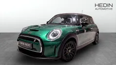 Grön (green) Begagnad 2022 Mini Cooper SE Halvkombi | 224 700 kr (Marknadspris)