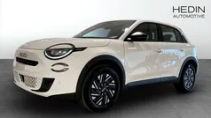 Vit (white) Ny 2025 Fiat 600 Lounge Halvkombi | 305 800 kr (Marknadspris)