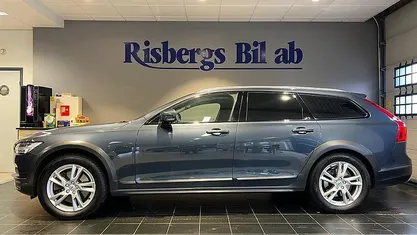 Mörkblå Begagnad 2019 Volvo V90 CC Momentum Kombi | 254 900 kr (Bra pris)