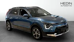 Blå (blue) Ny 2025 Kia Niro Advance SUV | 387 159 kr (Marknadspris)