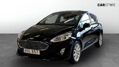 Svart Begagnad 2018 Ford Fiesta Titanium Halvkombi | 139 900 kr (Marknadspris)