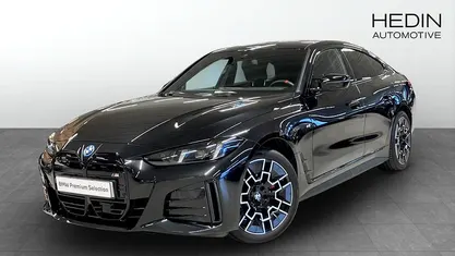 Svart (black) Begagnad 2025 BMW i4 M Sport Sedan | 648 700 kr (Marknadspris)