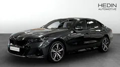 Grå (grey) Begagnad 2025 BMW 530e M Sport Sedan | 678 700 kr (Marknadspris)
