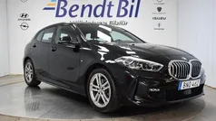 Safirsvart metallic Begagnad 2022 BMW 118 M Sport Halvkombi | 274 500 kr (Marknadspris)