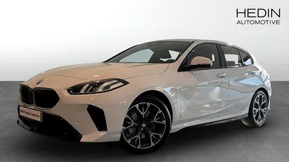 Begagnad BMW 120 Shadowline 170 HK (125 kW) 2025 Vit Halvkombi