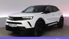 Vit Begagnad 2023 Opel Mokka-e GS Line SUV | 245 900 kr (Marknadspris)