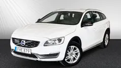 Vit Begagnad 2016 Volvo V60 CC Summum Kombi | 159 800 kr (Marknadspris)