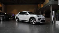Ljusgrå Ny 2025 Porsche Macan SUV | 1 231 100 kr (Marknadspris)