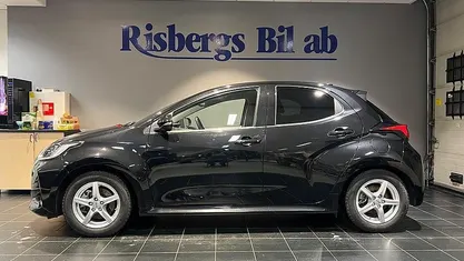 Svart Begagnad 2023 Mazda 2 Halvkombi | 209 900 kr (Marknadspris)