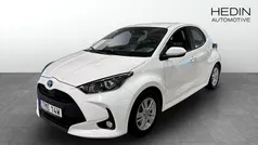 Vit (white) Begagnad 2023 Toyota Yaris Hybrid Active Halvkombi | 209 900 kr (Marknadspris)