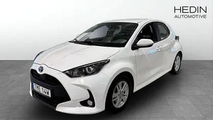 Vit (white) Begagnad 2023 Toyota Yaris Hybrid Active Halvkombi | 198 700 kr (Marknadspris)